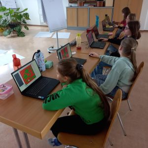 Schülerinnen sind am Zug – Girls-Only-Programmierkurs „Neophyten im Fokus